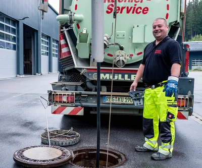 Kies absaugen auf einer Dachfläche mit Saugbagger