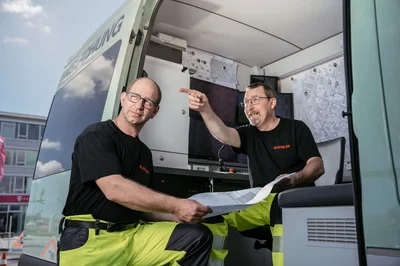 Team mit Spezialtechnik für Kies absaugen