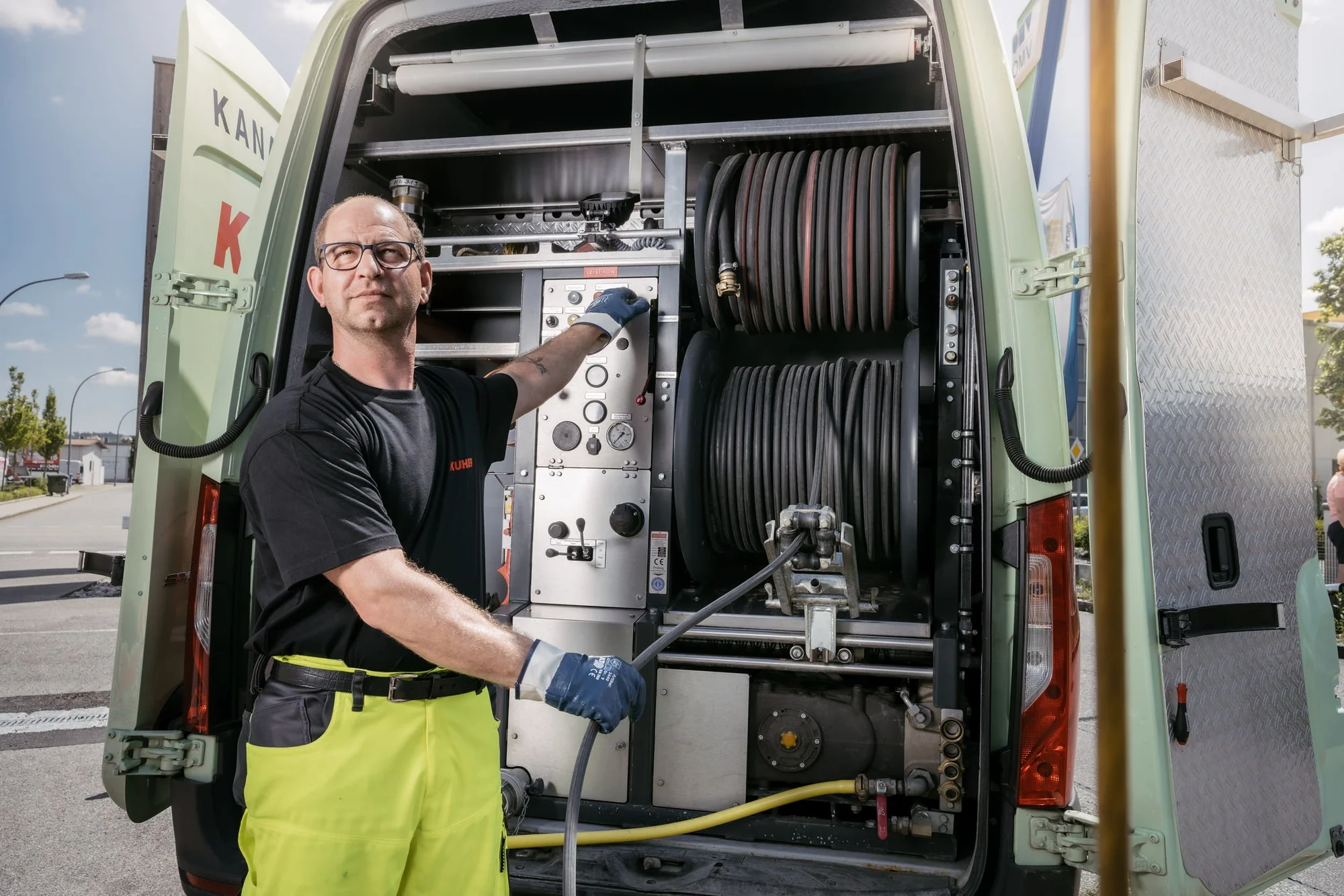 Kies absaugen auf einer Dachfläche mit Saugbagger